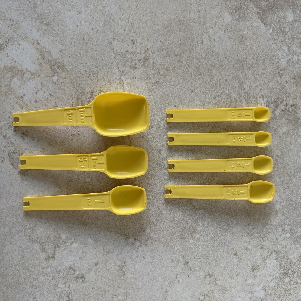 VINTAGE  TUPPERWARE YELLOW  MEASURING SPOONS NO RING SET 7